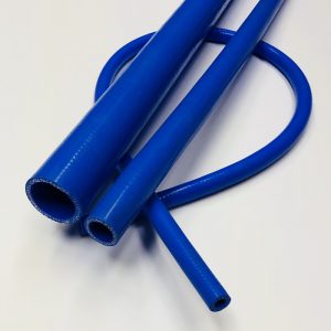 Blauer Silikon Kühlerschlauch mit einem Innendurchmesser von 28 mm und  einer Wandstärke von 4 mm. Fixlänge 100 cm.
